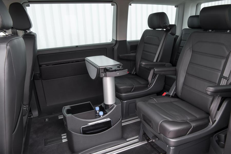 Интерьер Volkswagen Caravelle (T6) 2015 года  (UK) (фото 2 из 20)